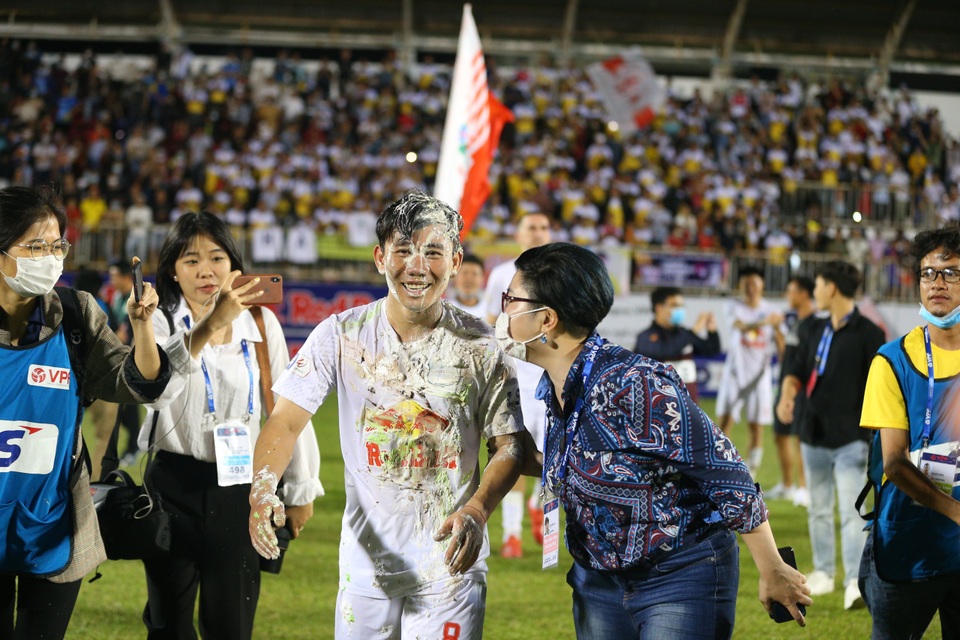 Ngôi sao của HA Gia Lai được thưởng nguyên... chiếc bánh kem - 6 Ngôi sao của HA Gia Lai được thưởng nguyên... chiếc bánh kem - 6