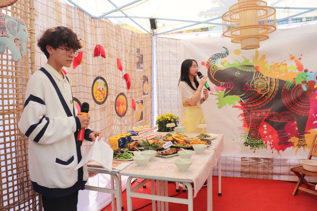 Học sinh tái hiện không gian mùa xuân khắp 5 châu - 7 Học sinh tái hiện không gian mùa xuân khắp 5 châu - 7