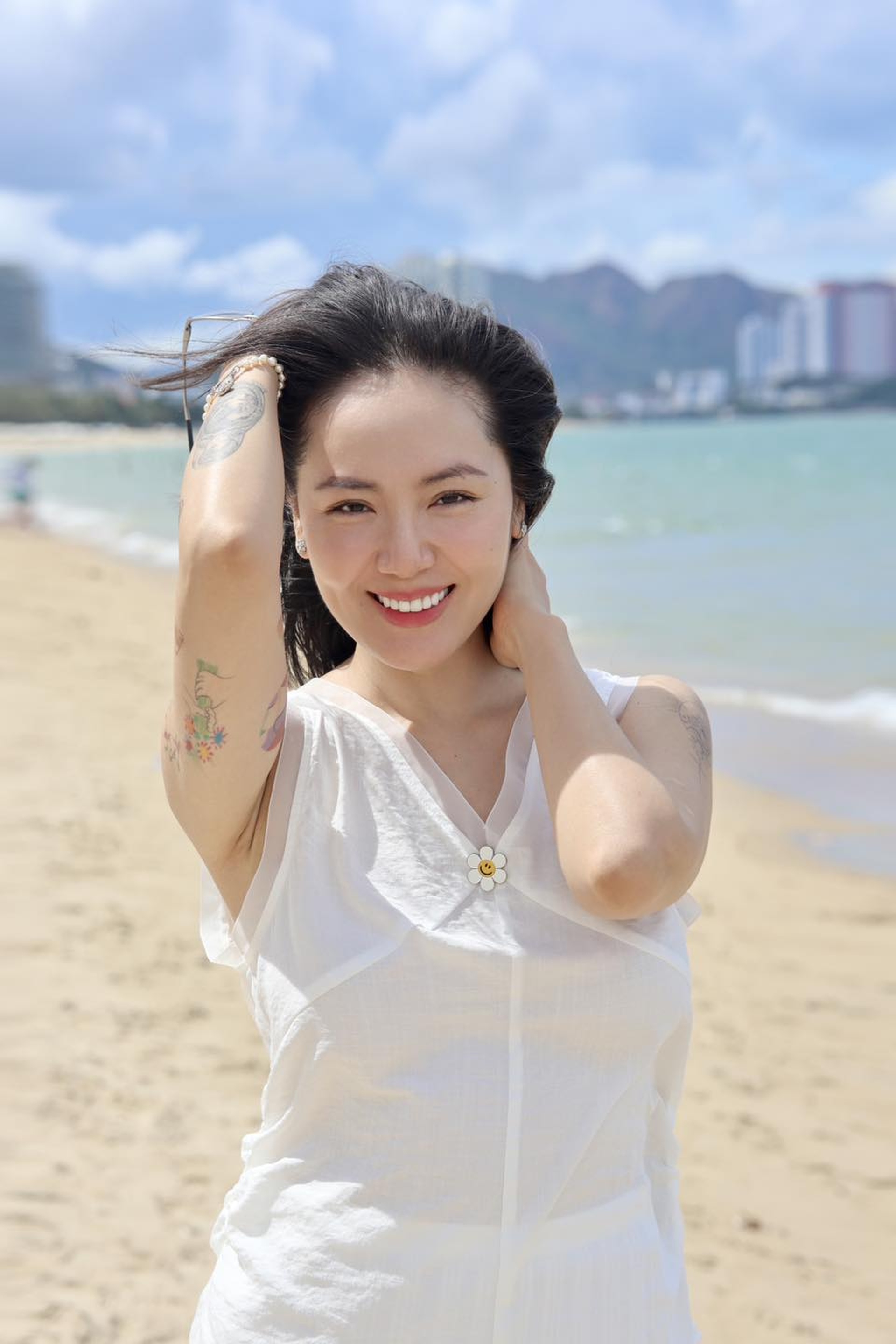 Phương Linh tuổi 41: Nhan sắc mặn mà, tự tin khoe tóc bạc, da rạn - 13 Phương Linh tuổi 41: Nhan sắc mặn mà, tự tin khoe tóc bạc, da rạn - 13