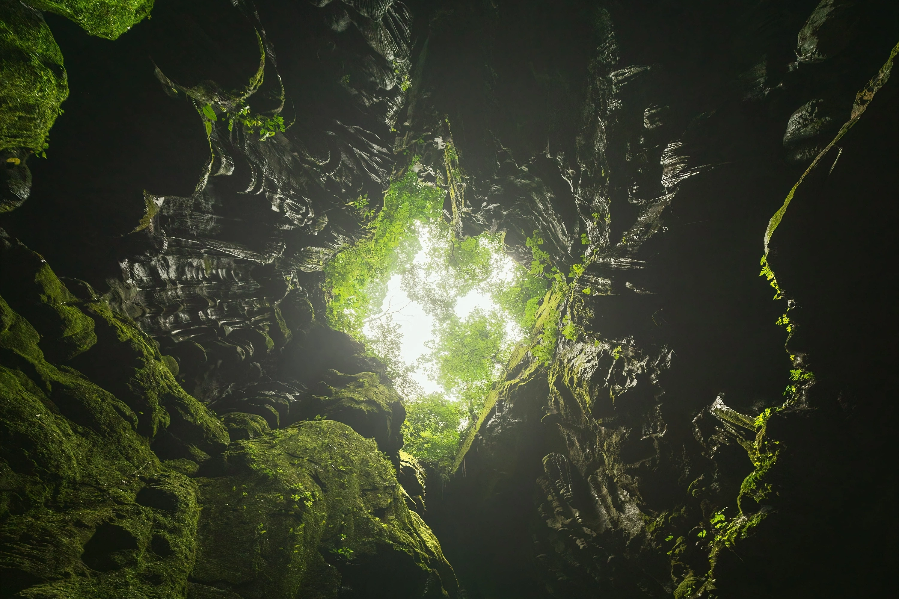 Vẻ đẹp siêu thực trong hang động có hồ nước bí ẩn treo lơ lửng - 12