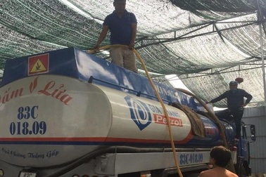 Đường dây rút ruột xăng dầu sau cánh cửa kho không số