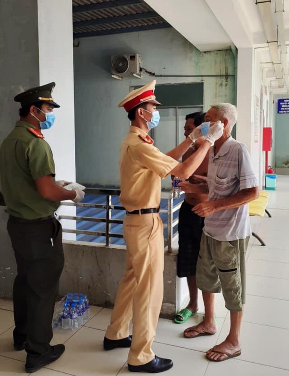 Hàng vạn khẩu trang được phát miễn phí cho người dân ĐBSCL trong mùa dịch - 8 Hàng vạn khẩu trang được phát miễn phí cho người dân ĐBSCL trong mùa dịch - 8