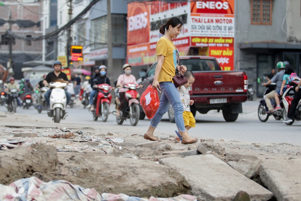Hà Nội: Hãi hùng cảnh cạm bẫy giăng khắp nơi trên con đường đang mở rộng - 10 Hà Nội: Hãi hùng cảnh cạm bẫy giăng khắp nơi trên con đường đang mở rộng - 10