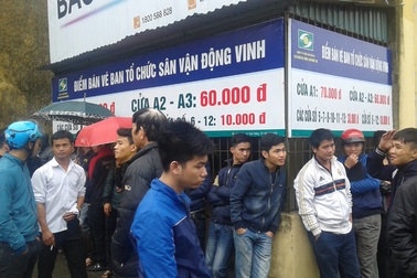 Người hâm mộ giành nhau vé “chợ đen” xem trận SL Nghệ An-HA Gia Lai