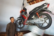 Ký ức kinh hoàng của người đàn ông “đẩy" vợ con qua tường rào chạy lũ