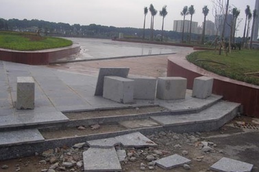 Hà Nội: Công viên Hòa Bình mới khánh thành đã xuống cấp