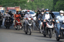 Nhiều tuyến đường Hà Nội đông đúc xe cộ ngày đầu tuần