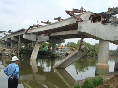 Cầu chợ Đệm: Sập dầm cầu mới “lòi đuôi” vi phạm