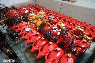 Triệt phá cơ sở sản xuất rượu giả nhãn mác nước ngoài ở Hà Nội dịp sát Tết