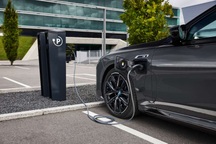 Xe hybrid sạc điện không tiết kiệm nhiên liệu như nhà sản xuất quảng cáo