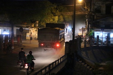 Hà Nội: Xe "khủng" bất chấp biển cấm đi qua cầu tải trọng nhỏ