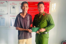 Người đàn ông nghèo khó nhờ công an trả lại gần 30 triệu đồng nhặt được