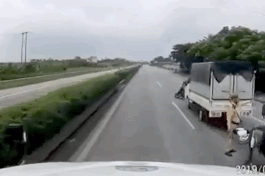 Chạy trốn CSGT, người đi xe máy lao thẳng vào xe công-ten-nơ