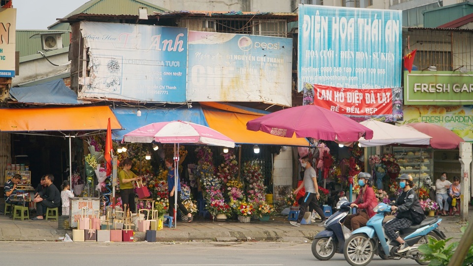 Cận ngày 8/3, hoa tươi bán dọc vỉa hè, tiểu thương đứng ngồi chờ khách - 6 Cận ngày 8/3, hoa tươi bán dọc vỉa hè, tiểu thương đứng ngồi chờ khách - 6
