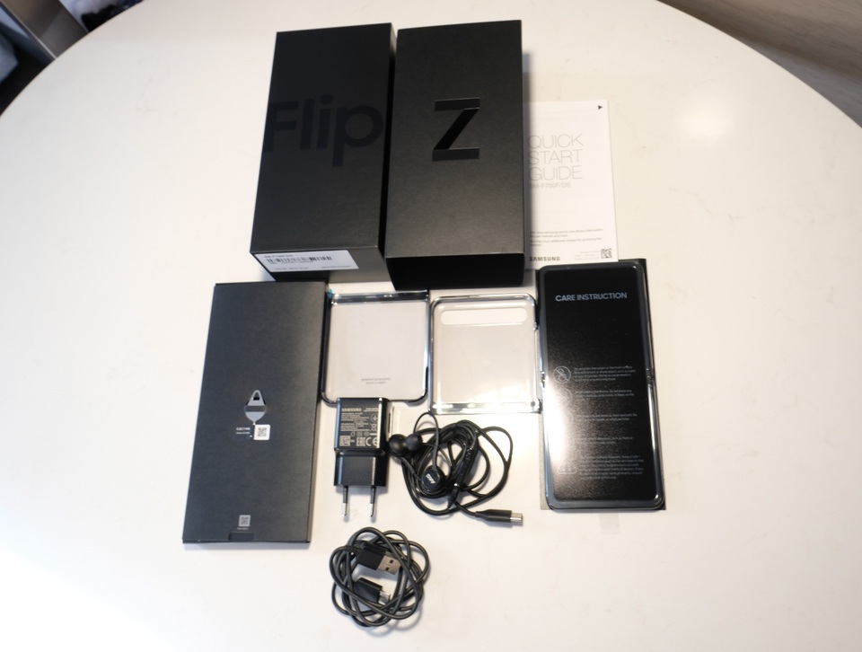 Cận cảnh smartphone màn hình gập Galaxy Z Flip - Nhỏ gọn và bóng bẩy - 3 Cận cảnh smartphone màn hình gập Galaxy Z Flip - Nhỏ gọn và bóng bẩy - 3