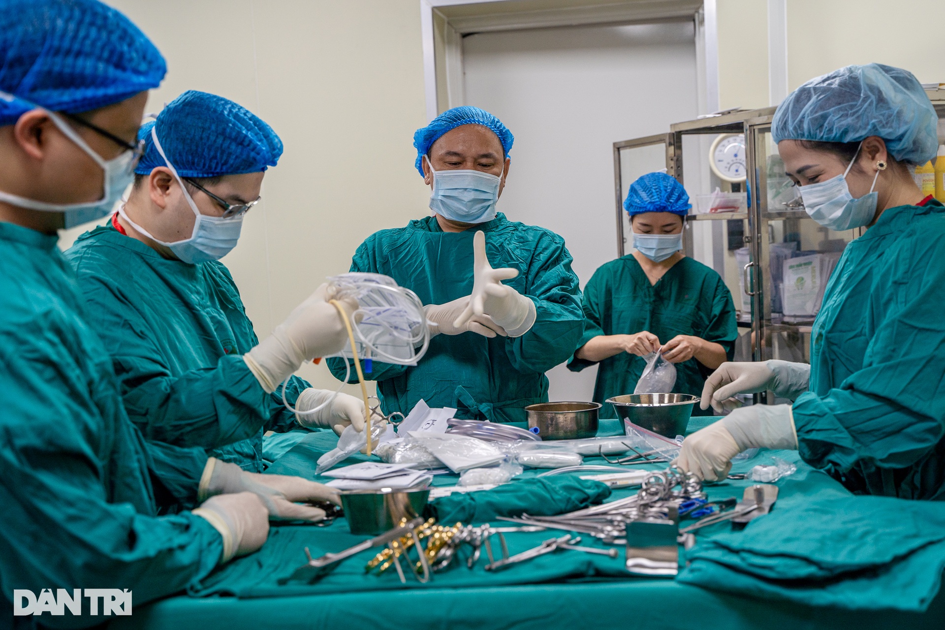 Cận cảnh 30 y bác sĩ giải cứu cô gái suy thận 10 năm không thể uống nước - 5 Cận cảnh 30 y bác sĩ giải cứu cô gái suy thận 10 năm không thể uống nước - 5