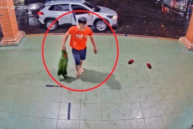 Một cú "chĩa súng" thách thức pháp luật từ người thực thi pháp luật