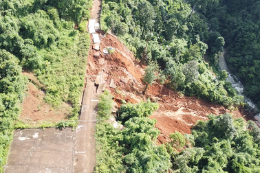 Đường xuống thác Liêng Nung bị sạt lở nghiêm trọng