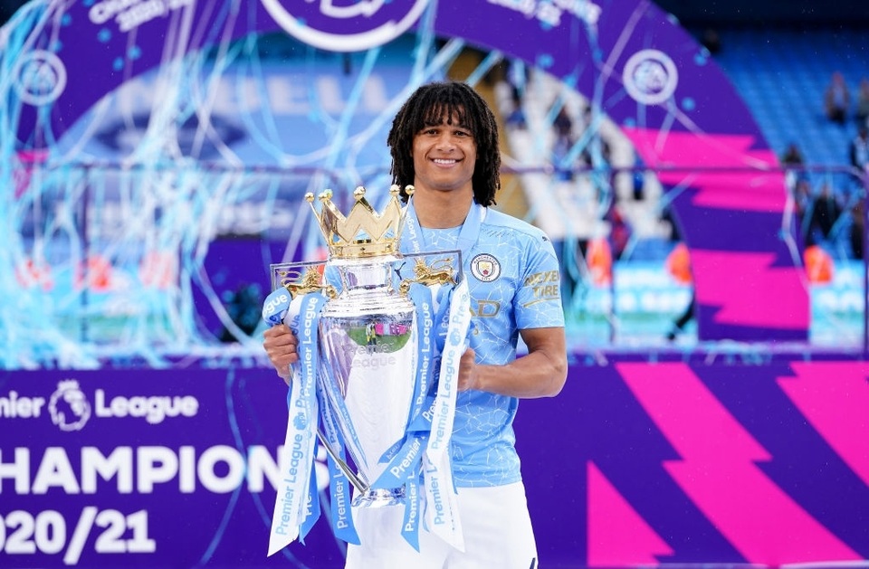 Man City nhận cúp bạc, Aguero được tặng quà đặc biệt - 11 Man City nhận cúp bạc, Aguero được tặng quà đặc biệt - 11