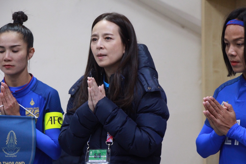 Đại diện Liên đoàn bóng đá Thái Lan sang Việt Nam xin lỗi vụ sai Quốc kỳ - 1 Đại diện Liên đoàn bóng đá Thái Lan sang Việt Nam xin lỗi vụ sai Quốc kỳ - 1