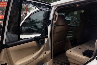 Hà Nội: Khởi tố nam thanh niên đập kính xe Lexus 570 trộm tài sản