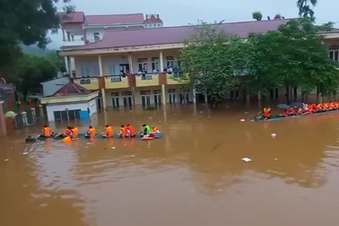 Chính quyền địa phương sơ tán hơn 200 học sinh bị ngập lụt ở Tuyên Quang