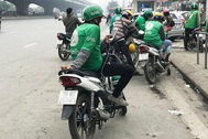 Dịch Covid-19: Cánh xe ôm “đói” khách, đổ xô đi làm shipper