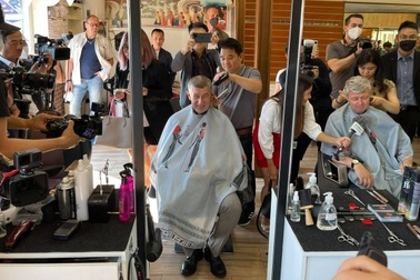 Thủ tướng Séc cắt tóc và mua sắm tại Trung tâm thương mại của người Việt ở Praha