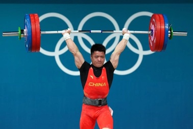 Đô cử Trung Quốc phá kỷ lục Olympic ở môn cử tạ hạng cân 61kg nam