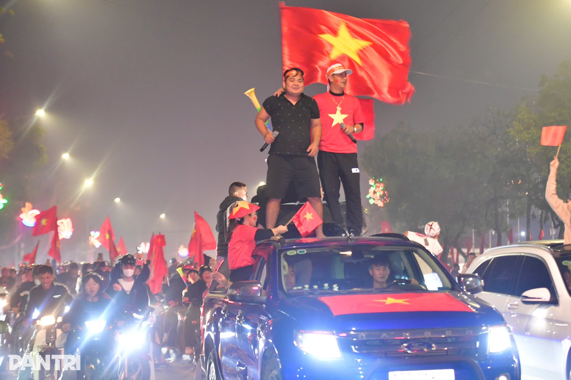 Không khí lễ hội ở Việt Trì khi tuyển Việt Nam thắng Thái Lan - 11 Không khí lễ hội ở Việt Trì khi tuyển Việt Nam thắng Thái Lan - 11