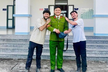 Cuộc gặp tình cờ giúp du khách nước ngoài tìm lại túi tiền rơi tại Việt Nam