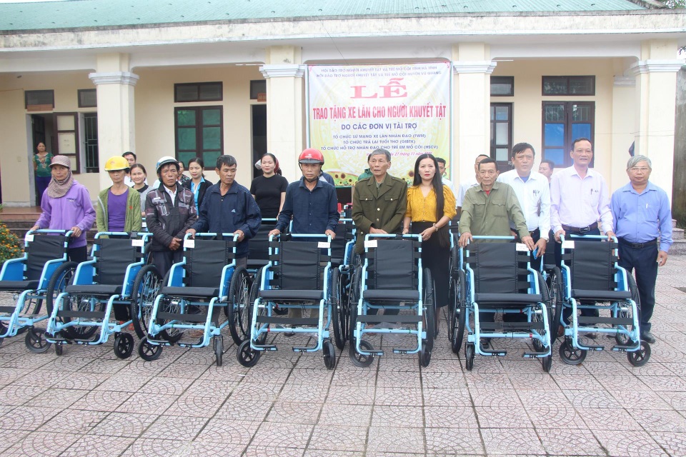 Người khuyết tật vui mừng nhận 65 chiếc xe lăn - 1 Người khuyết tật vui mừng nhận 65 chiếc xe lăn - 1