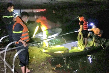 Văng qua lan can cầu, nam thanh niên rơi xuống sông mất tích trong đêm