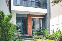 Gia đình ở Hà Nội trồng cả vườn cây xanh đẹp hiếm có trong căn nhà phố