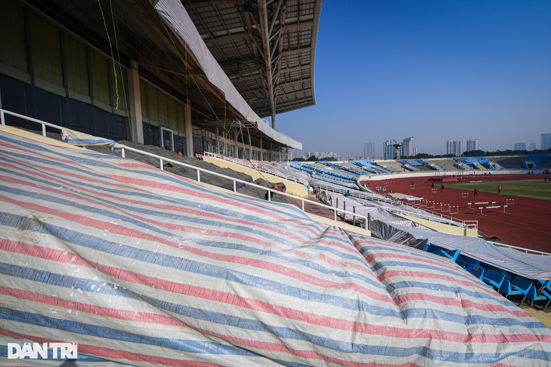 Sân Mỹ Đình ngổn ngang công trình sau khi tháo dỡ 40.000 ghế ngồi khán đài - 6