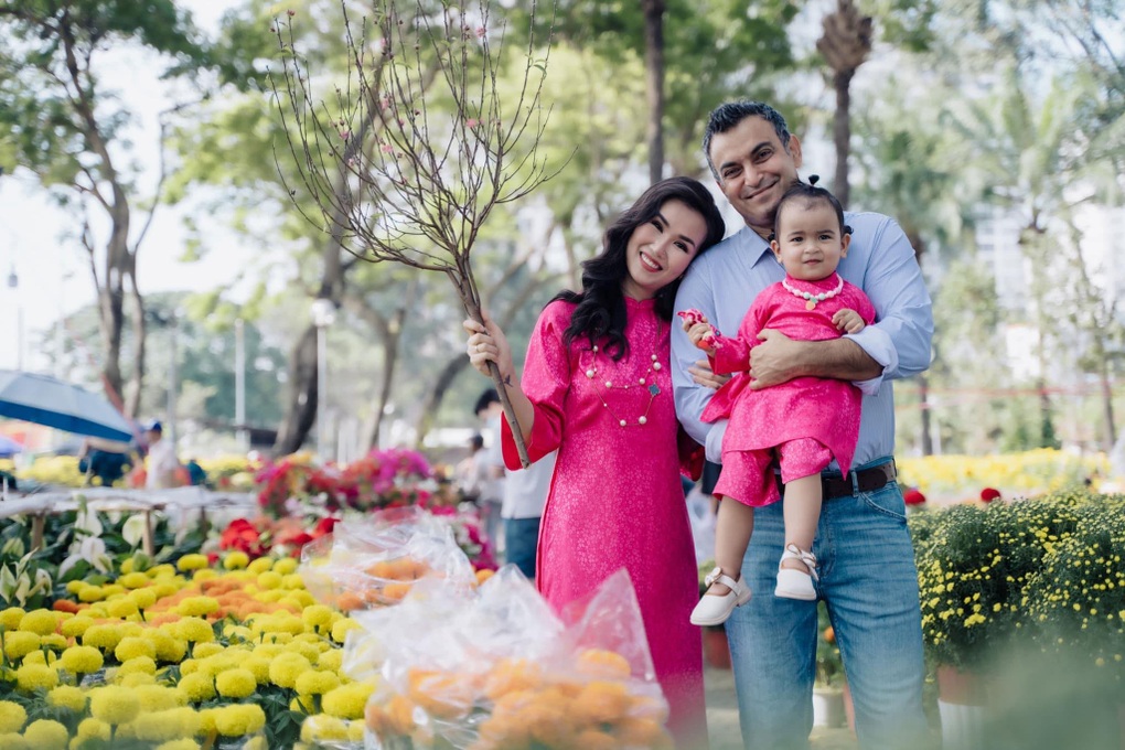 Ca sĩ Việt lấy chồng Ấn Độ độ dáng săn chắc sau khi sinh con đầu lòng - 6 Ca sĩ Việt lấy chồng Ấn Độ độ dáng săn chắc sau khi sinh con đầu lòng - 6