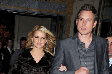 Người yêu Jessica Simpson giấu nhẫn đính hôn trong giày