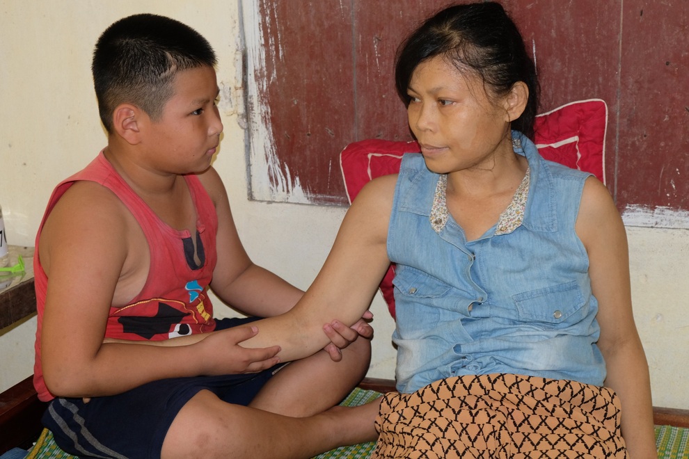 Cậu bé 9 tuổi và sợi dây vô hình níu giữ mạng sống người mẹ bất hạnh - 4 Cậu bé 9 tuổi và sợi dây vô hình níu giữ mạng sống người mẹ bất hạnh - 4