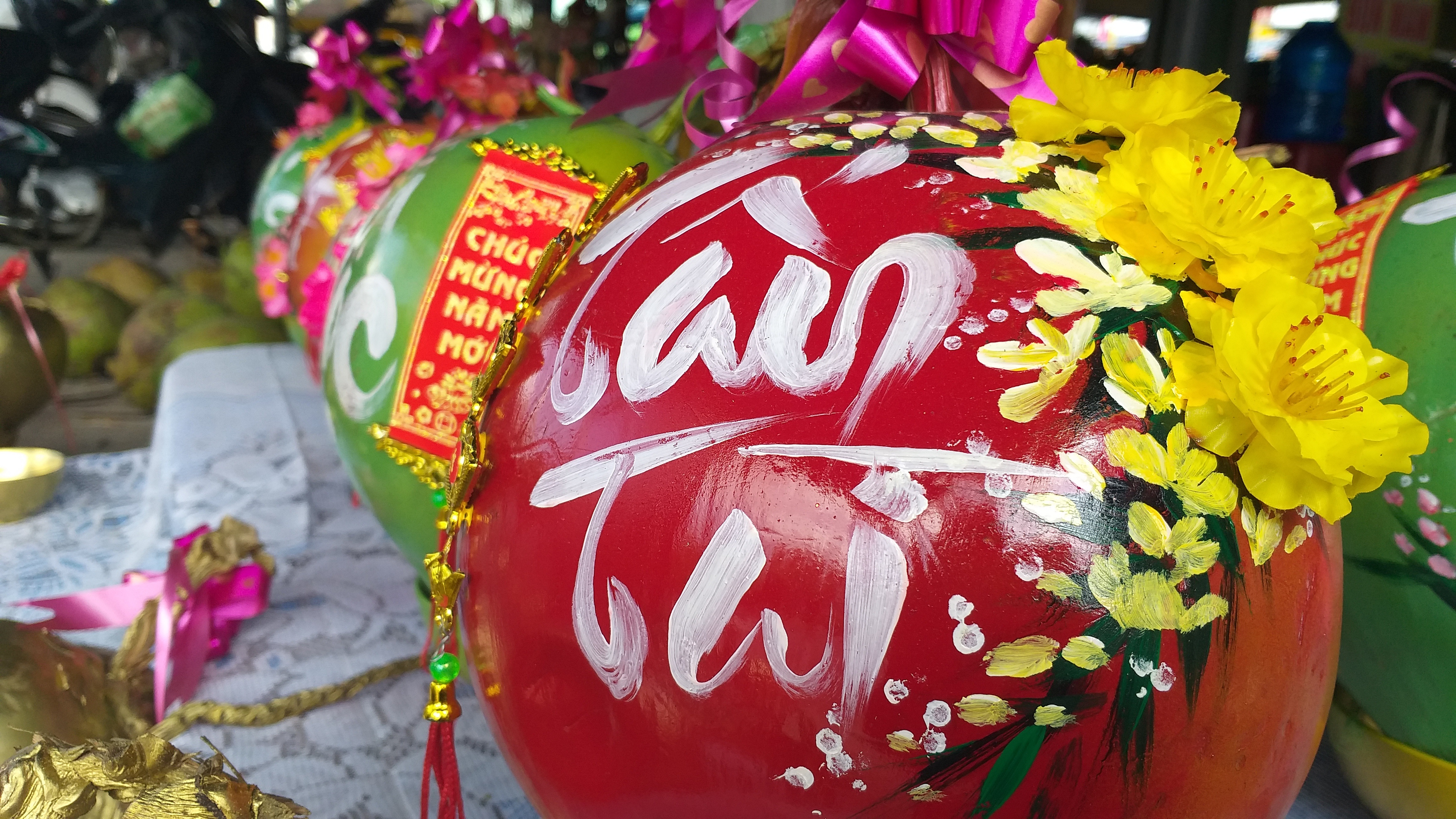 Dừa vàng vẽ thư pháp “giá chát” vẫn đắt hàng dịp Tết - 4 Dừa vàng vẽ thư pháp “giá chát” vẫn đắt hàng dịp Tết - 4