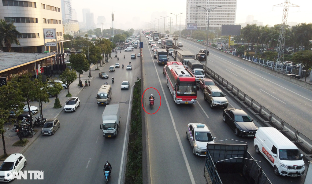 Phương tiện vào đường cấm Vành đai 3 trên cao: Giảm ùn tắc sẽ bớt vi phạm - 1 Phương tiện vào đường cấm Vành đai 3 trên cao: Giảm ùn tắc sẽ bớt vi phạm - 1
