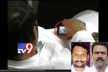 Bộ trưởng từ chức vì vừa họp vừa xem phim khiêu dâm