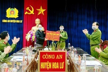 Hai người dân ủng hộ hơn 2 tấn gạo chống dịch