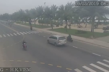 Quay đầu bất cẩn, xe buýt gây tai nạn liên hoàn