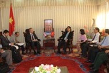 Đại sứ Hoa Kỳ tìm hiểu công tác rà phá bom mìn tại Quảng Trị