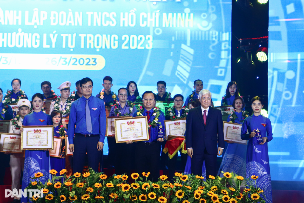 Trao giải thưởng Lý Tự Trọng cho 100 cán bộ Đoàn toàn quốc - 2 Trao giải thưởng Lý Tự Trọng cho 100 cán bộ Đoàn toàn quốc - 2