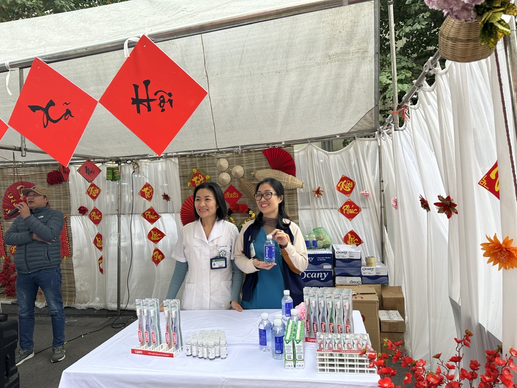 Tấp nập gian hàng 0 đồng cho hàng nghìn bệnh nhân - 3 Tấp nập gian hàng 0 đồng cho hàng nghìn bệnh nhân - 3