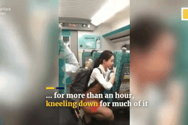 Nữ tiếp viên xinh đẹp được khen “tốt nết”, an ủi hành khách gặp chuyện buồn suốt 1 tiếng