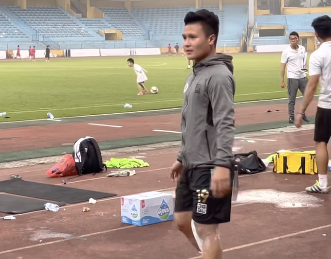 Quang Hải chấn thương phải bỏ tập, bác sĩ Choi đề nghị thăm khám - Ảnh 1. Quang Hải chấn thương phải bỏ tập, bác sĩ Choi đề nghị thăm khám - Ảnh 1.