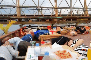 Thực khách "khổ sở" cúi rạp người xuống sàn khi ăn ở nhà hàng nổi