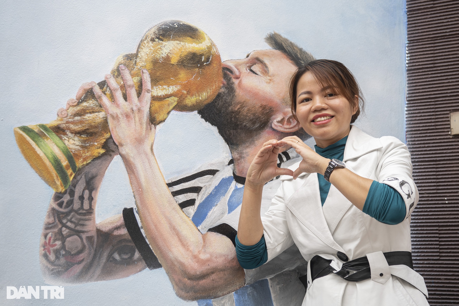 Độc lạ Hà Nội: Thầy giáo chi tiền vẽ hình Messi nâng cúp trước cổng nhà - 14 Độc lạ Hà Nội: Thầy giáo chi tiền vẽ hình Messi nâng cúp trước cổng nhà - 14